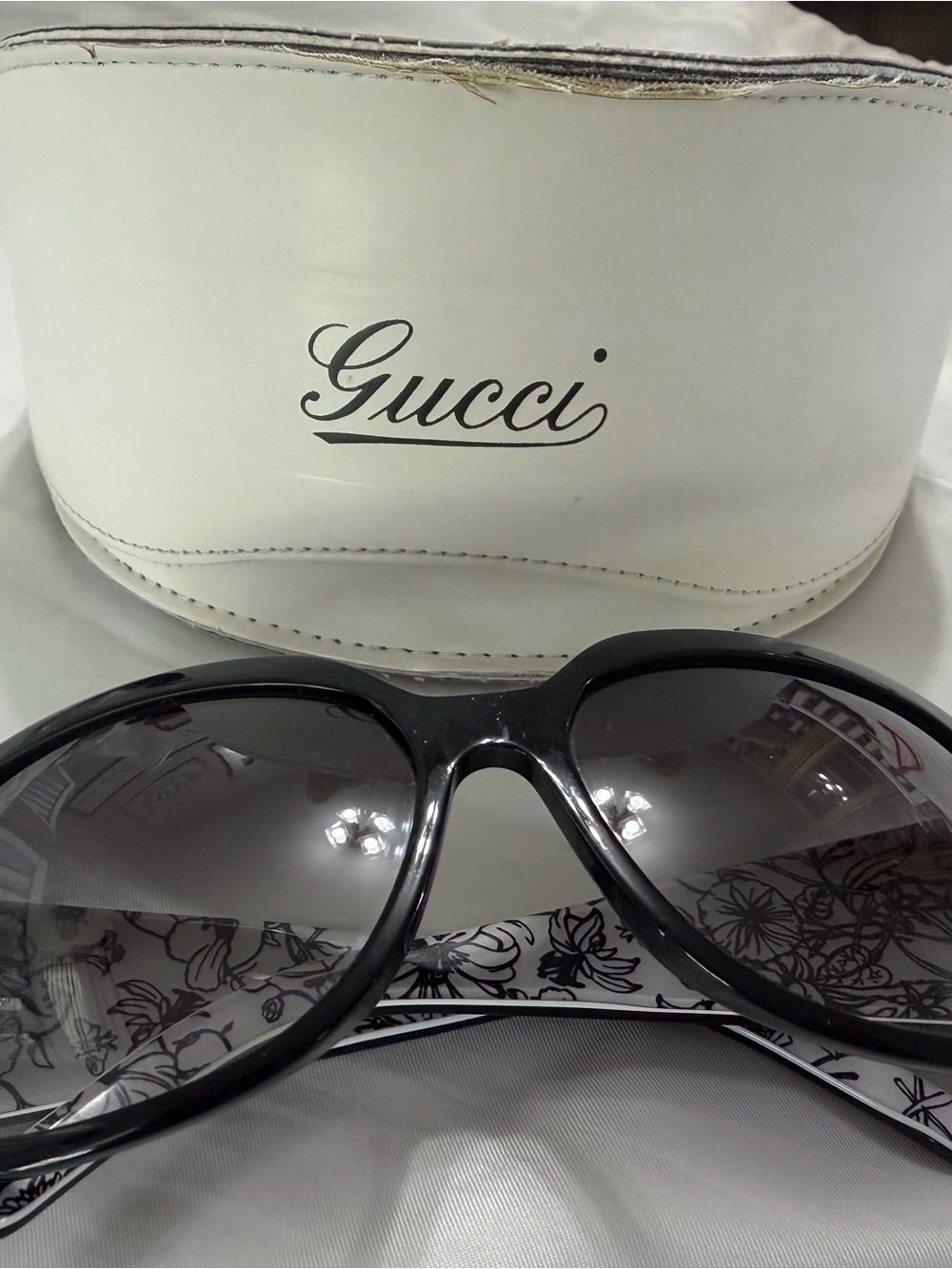 Gucci Black Oversized Sunglasses with Floral-Print Temples